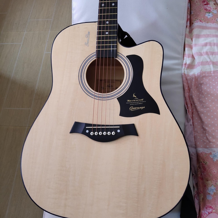 【本人女生个人闲置】全新吉他刚买一个月都没...