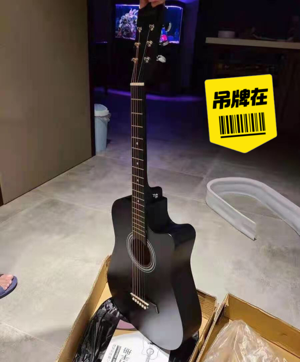 全新吉他,刚买一个月都没有碰过,590买的...