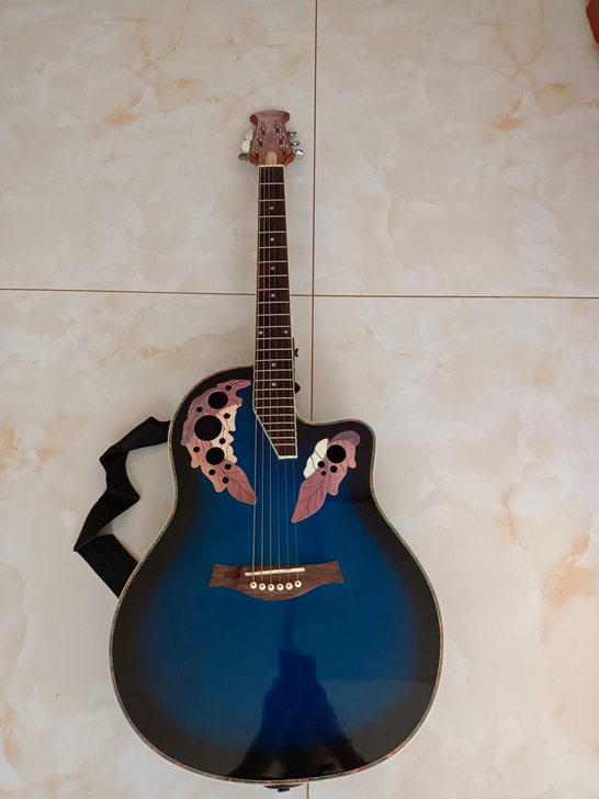 自己玩的吉他,玩几天就够了便宜处理了,有喜...