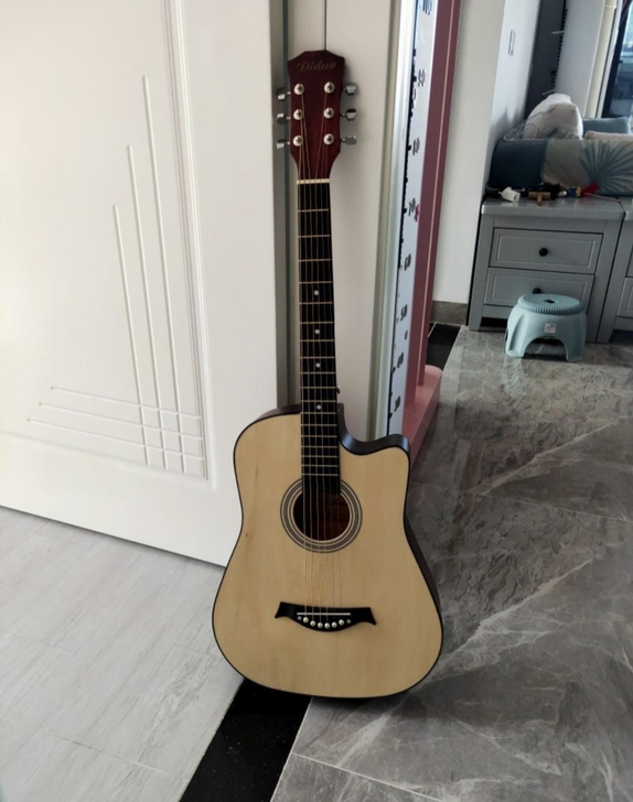 闲置在家里此把个人用吉他出售给有缘人，现二...