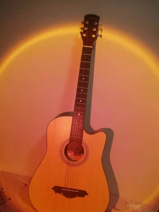 民谣吉他  网上两百多买的 弹的不超过三次...