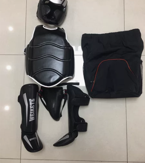 搏击护具，跆拳道护具，M码 包含：头盔，护...