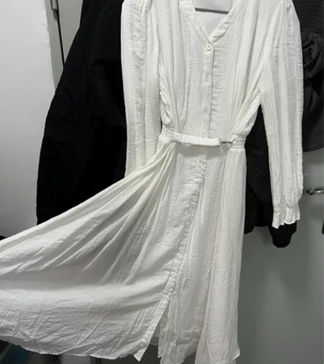 全新爱依服裙子，吊牌剪了没有穿过 感兴趣的...