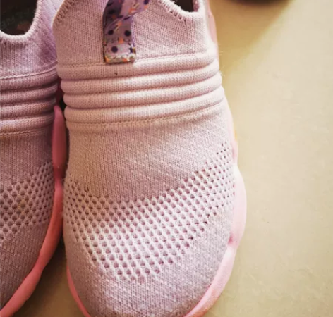 出三双鞋,有一双阿迪穿的很旧,20元出,一...