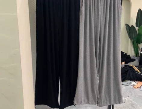 慵懒分俩穿冰丝阔腿裤 感兴趣的话点“我想要...