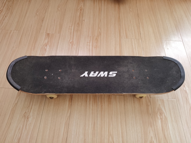 闲置很久的滑板，成色如图，没玩过几次，配件...