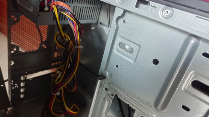 出售老式电脑机箱便宜出啦，希望能卖个本地的...