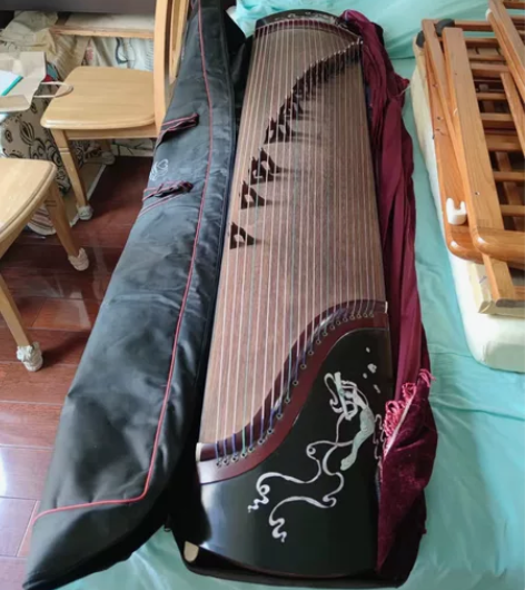 古筝 九成新 买来没弹几次就闲置了，带配件...