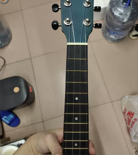 尤克里里，用了一个月，盒子还在，仅有图二两...