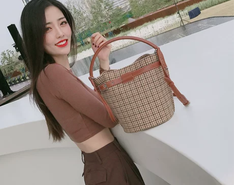 2019秋冬呢子水桶包女斜挎小包包时尚手提...