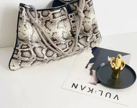 欧洲站蛇纹信封包洋气镶钻链条手提包女时尚单...