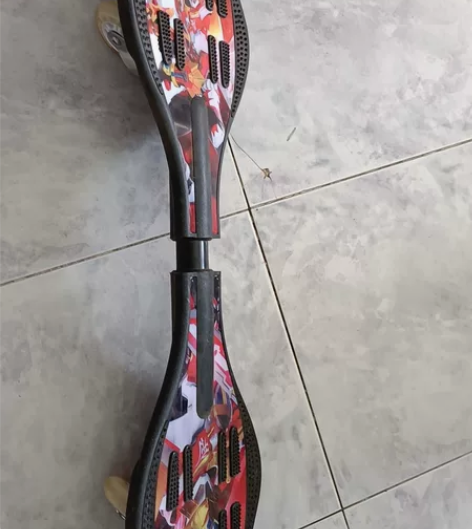 蛇形滑板，不知道啥牌子，也不知道画的是什么...