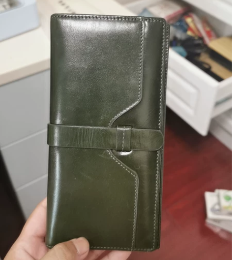 女士钱包。全新。颜色非常好看。 感兴趣的话...