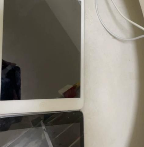 出两台ipad mini1 ，黑色可开机，...