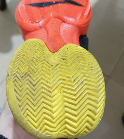 李宁，空袭篮球鞋，买来穿过两三次，一直闲置...