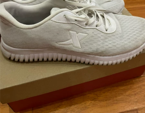 特步跑鞋 透气舒适 有明显穿着痕迹 鞋内有...