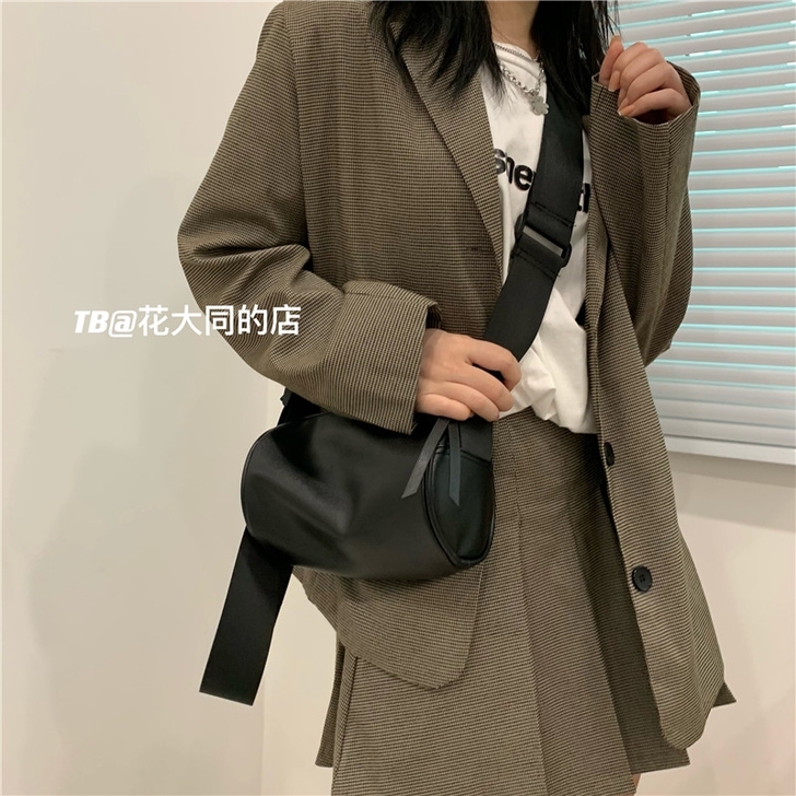 斜挎包女 韩国ins小众设计暗黑pu圆筒单...