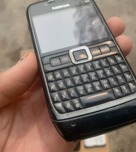 诺基亚e71正品国行，换个电池就能用，无摄...