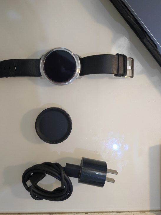 Ticwatch一代智能手表和无线充电器套装