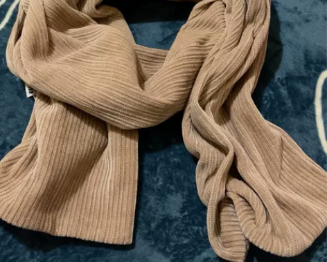 买衣服顺便带的一条围巾 应该属于丝绒那种 ...