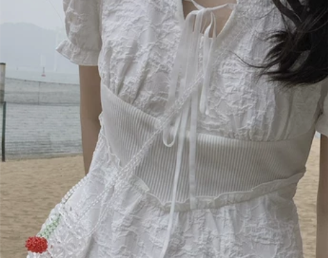 法式白色连衣裙女夏季新款收腰显瘦泡泡袖超仙...