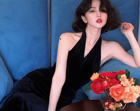 酒午自制法式复古秋冬气质丝绒挂脖连衣裙女秋...