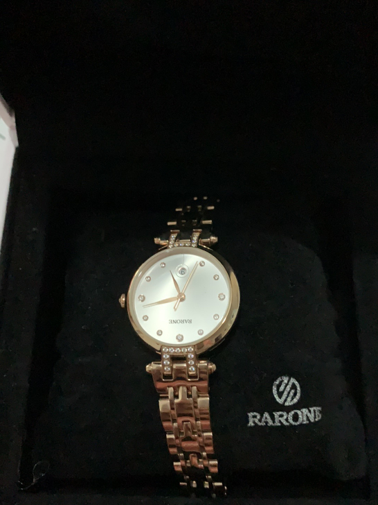 买了一年的雷诺女士手表，就带过两三次，无损...