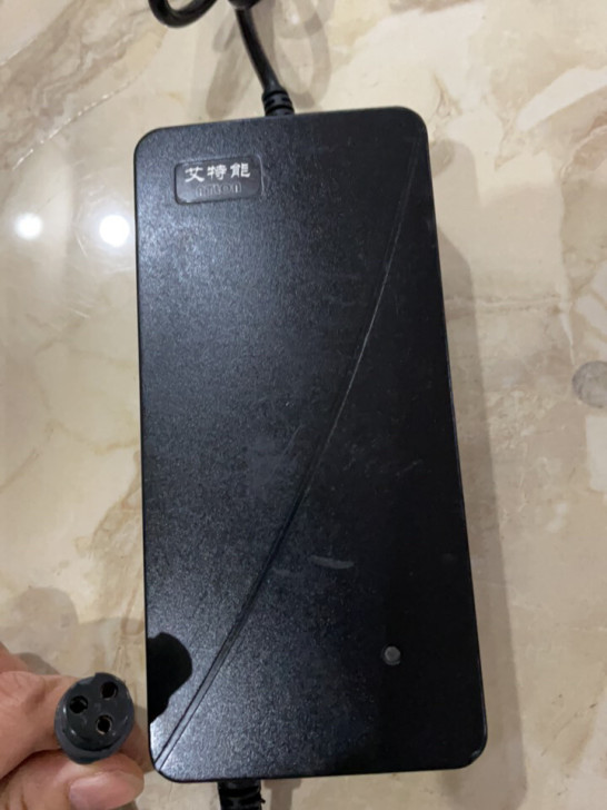 二手锂电池充电器12mm航空头48v2a输...