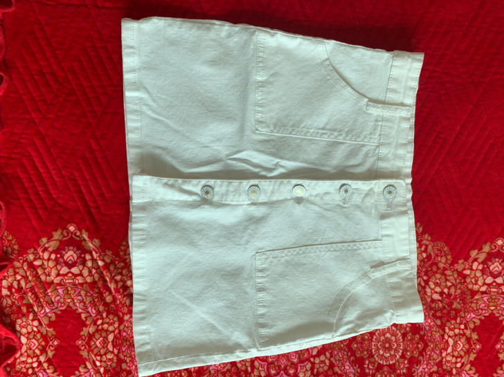 牛仔纯白色A字裙，几乎全新，买来没穿过，就...