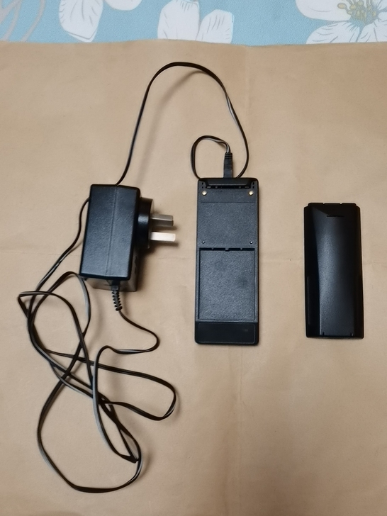 爱立信原装充电器一套+电池，