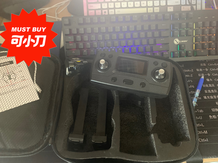 兽三无人机电池两块，遥控器一个