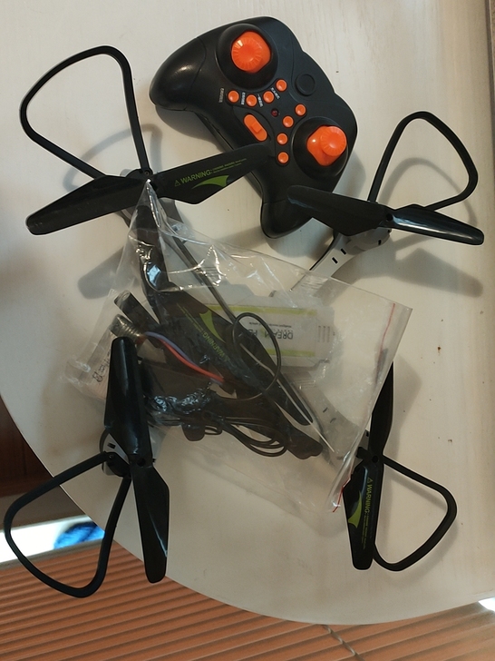 遥控无人机  几乎全新  小孩太小不会玩