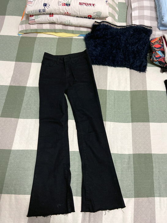 黑色喇叭裤牛仔裤长的显腿长!