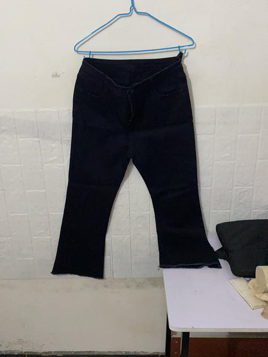 黑色紧身喇叭牛仔裤