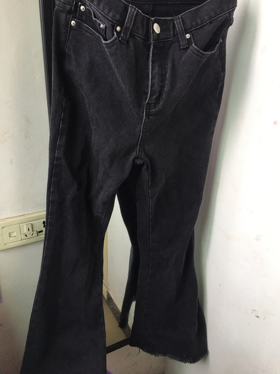 喇叭牛仔裤黑色，有点厚度，s码的，但m码的...
