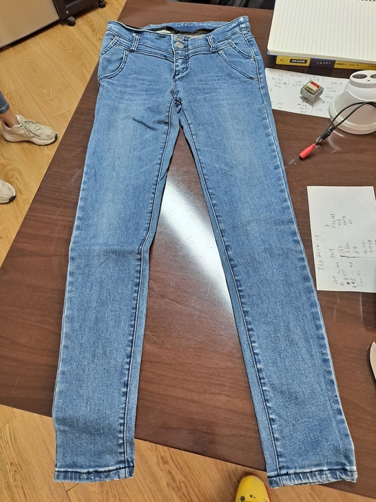 8成新两条腰围2尺2的女牛仔裤闲置出售,一...