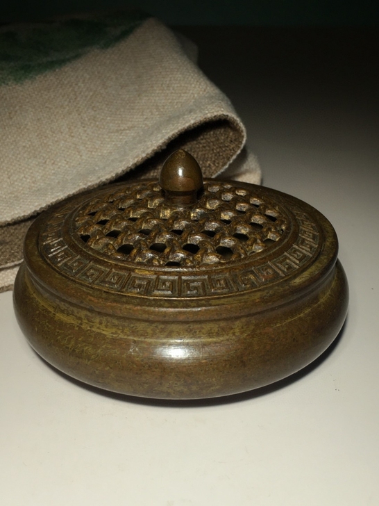 寺庙附近淘来纯铜镂空盖子三足乳足香薰炉带盖...