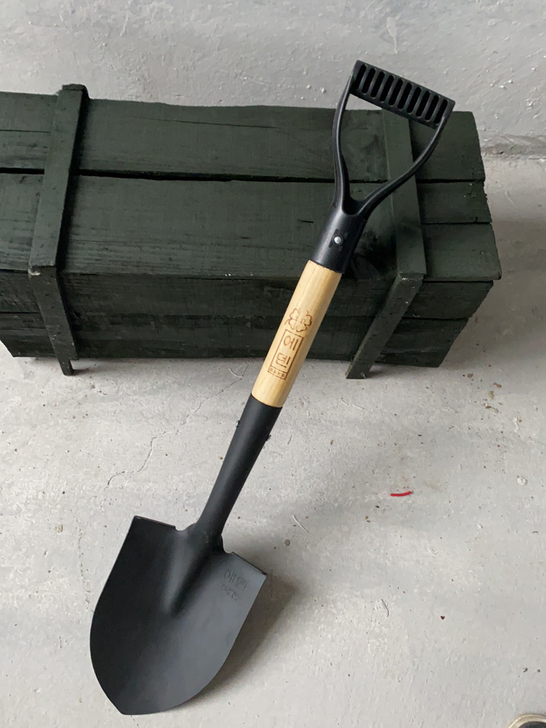 出口韩国的军工铲尾货，各有大概100把。锰...