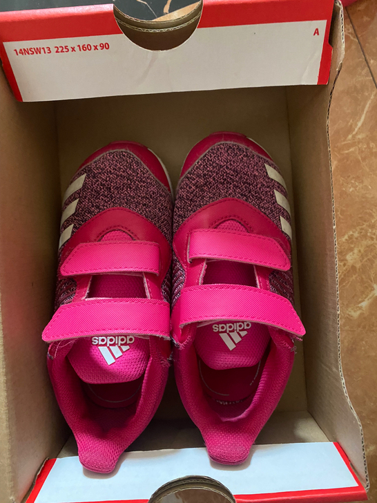 阿迪达斯运动鞋，9k！日本购入！很新，不退...