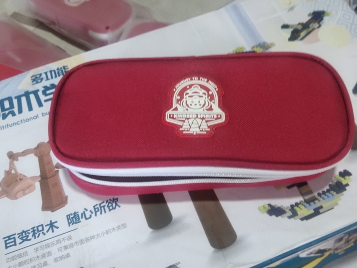 爱豆猴笔袋，8元一个，店内购买25元以上包...