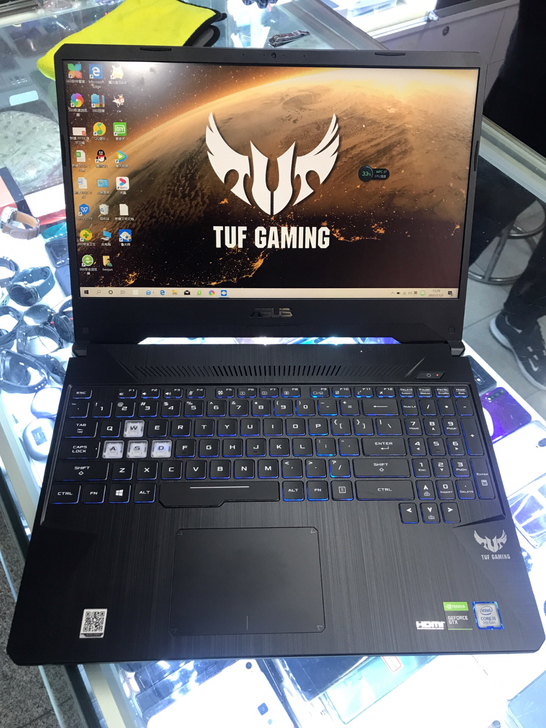 华硕飞行堡垒7 FX95G游戏笔记本出售。