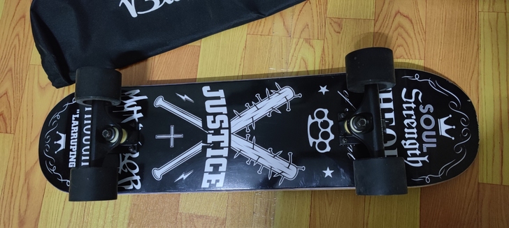 出滑板,玩滑板的朋友给推荐的性价比很高,磨...