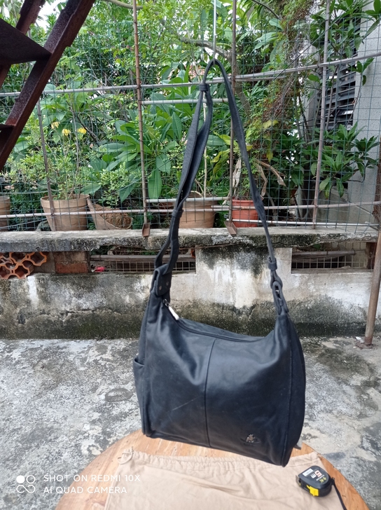 品牌新的牛皮包，这款包包买了在家放很多年。...