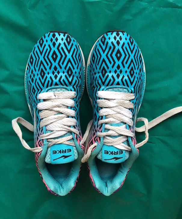 鸿星尔克运动鞋42码成色如图