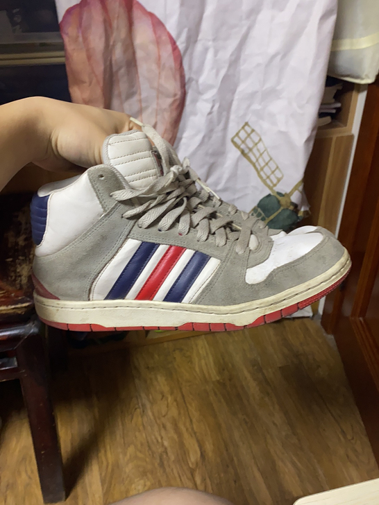 Adidas的板鞋，小时候穿了好几次，现在...