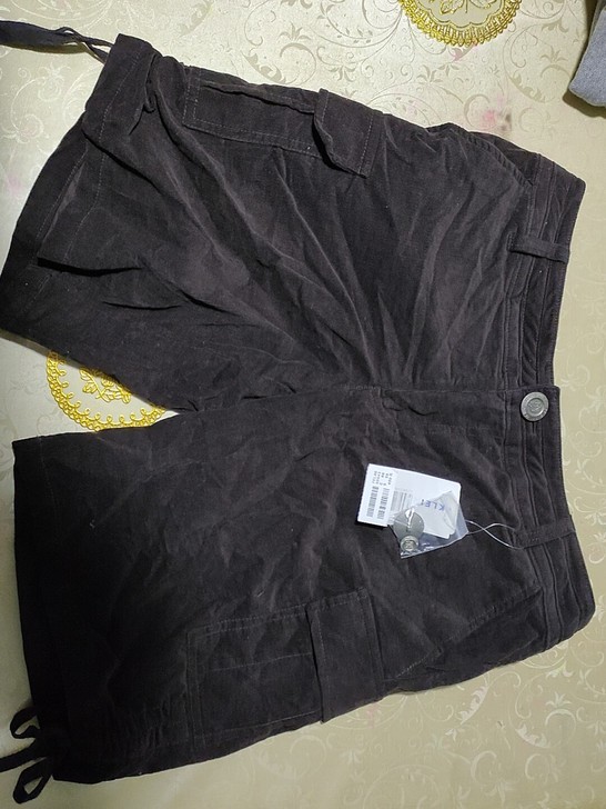 伊都锦女士短款。全新专柜正品。灯芯绒的。低...