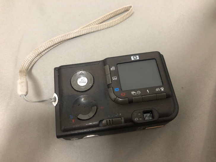惠普R707相机，成色一般，屏幕轻微老化，...