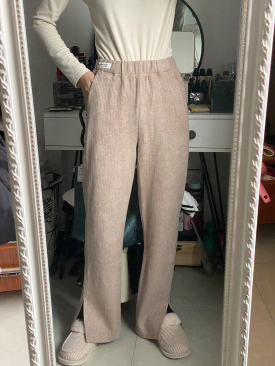 卡其色脚口开叉休闲阔腿裤，秋冬款，加厚的。...