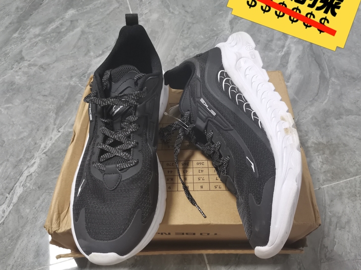 鸿星尔克,吊牌在,没穿过,有点小脏,介意勿拍