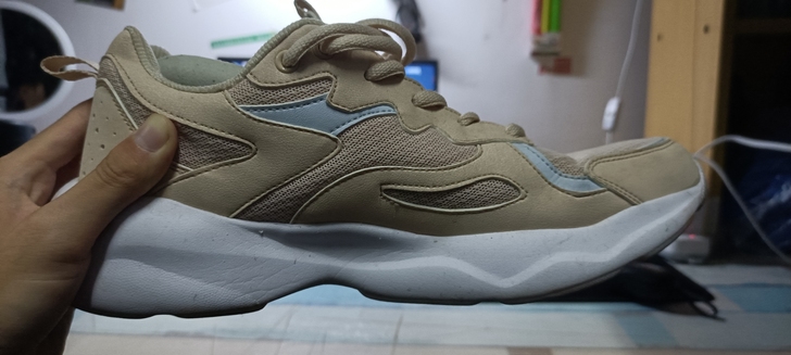 鸿星尔克运动鞋